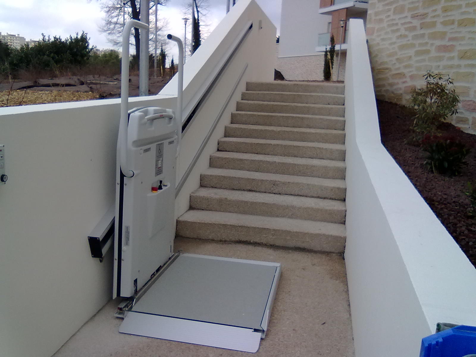 innovation-interieur-plateforme-elevatrice-oblique-cama-hl7-escalier-droit-exterieur-particulier-veauche-  Ascier