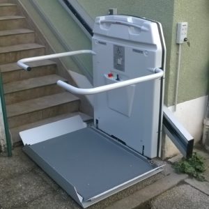 innovation-interieur-plateforme-elevatrice-oblique-cama-hl7-escalier-droit-exterieur-particulier-veauche-  Ascier